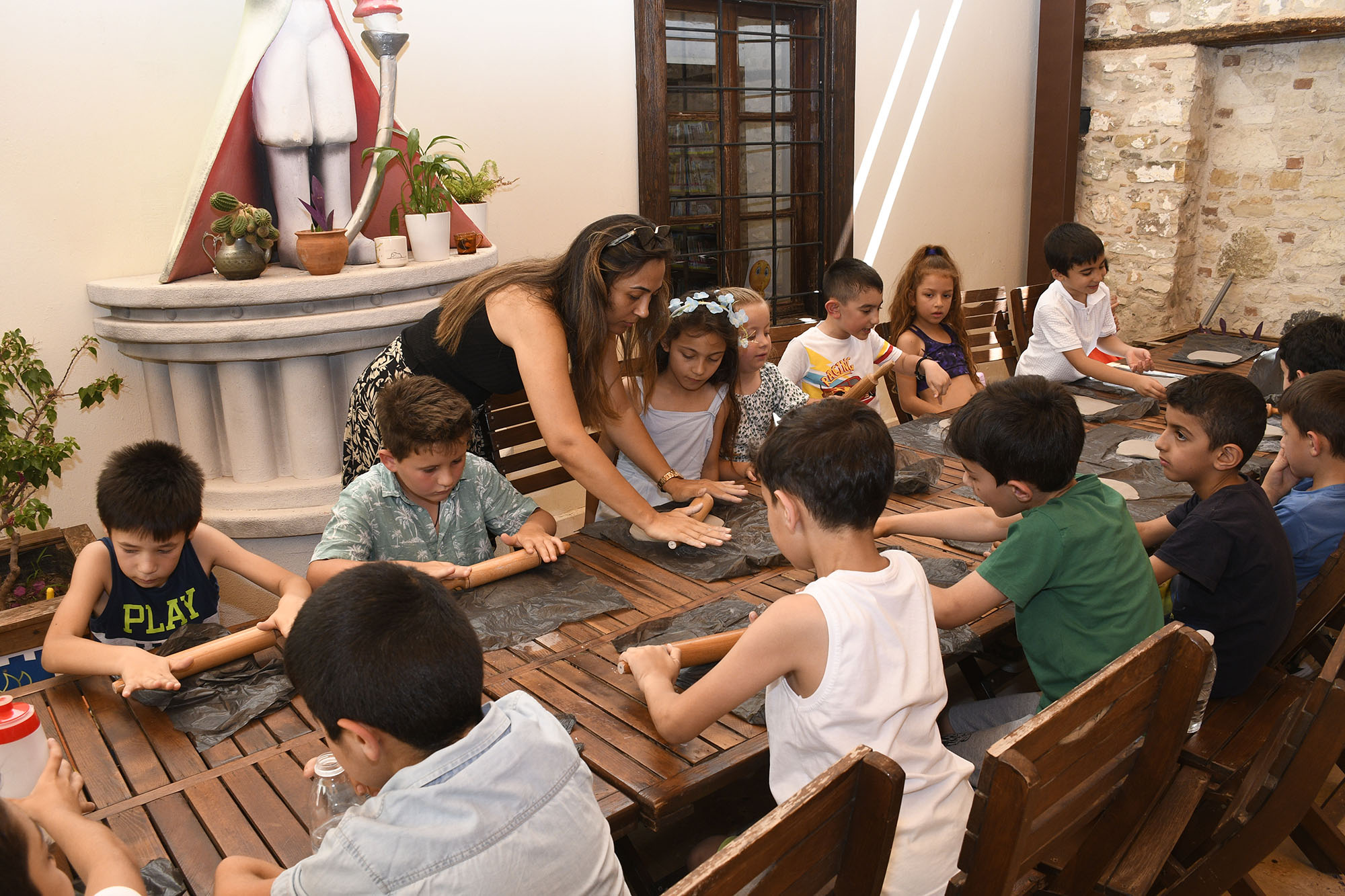 Çocuklar seramik atölyesinde hünerlerini sergiledi