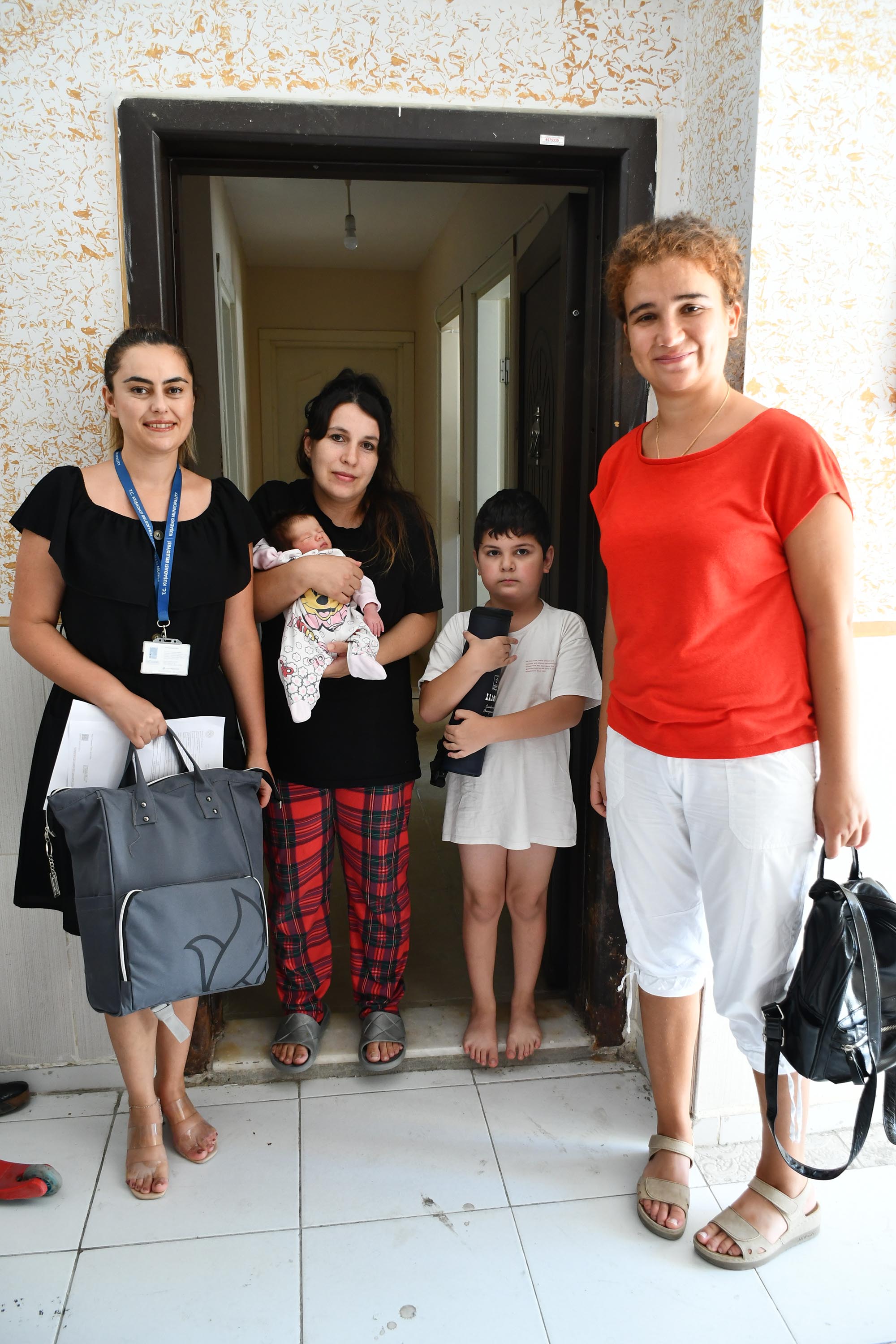 Kuşadası Belediyesi'nden 7 ayda 200 bebeğe hoş geldin ziyareti