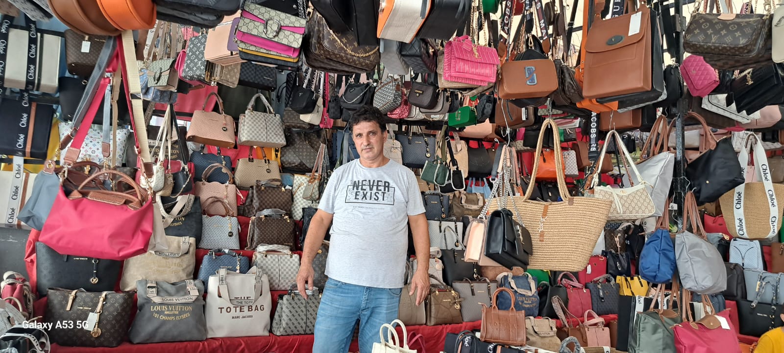 Kuşadası Çarşısı'nda Sessiz Bir Çığlık: Ekonomik Sıkıntıların Gölgesinde Bir Pazar