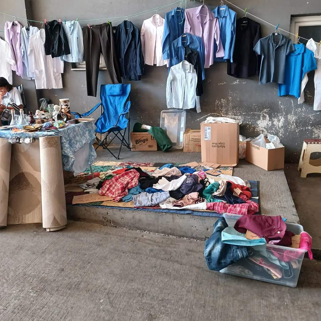 Okullar Açılıyor, Veliler Kuşadası Bit Pazarı'nda!