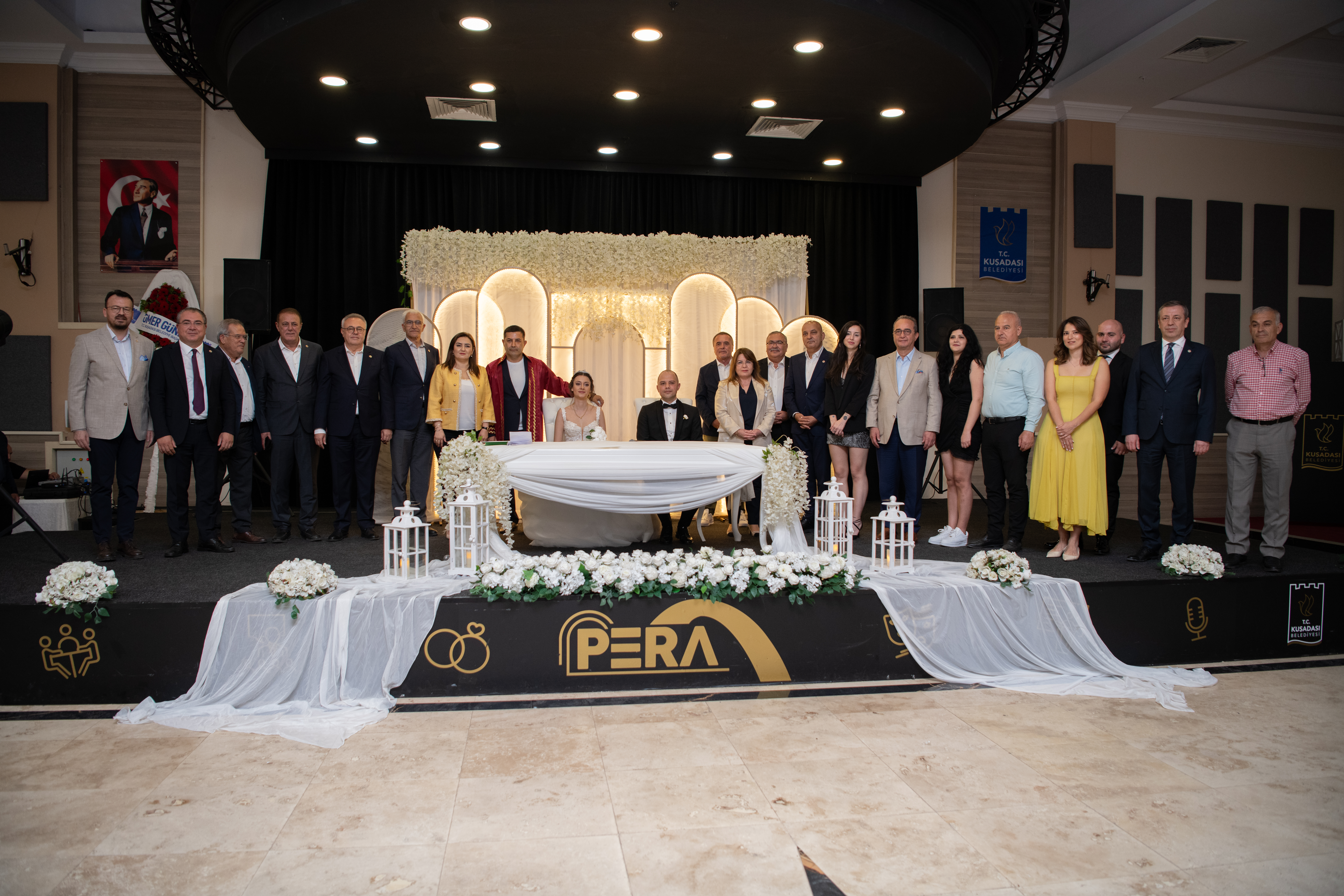 Bayraktutan ve Gök Ailelerinin Mutlu Gününde Kuşadası’nda CHP Buluşması: Başkan Ömer Günel Nikâhı Kıydı, CHP’li Vekiller Çıkarma Yaptı