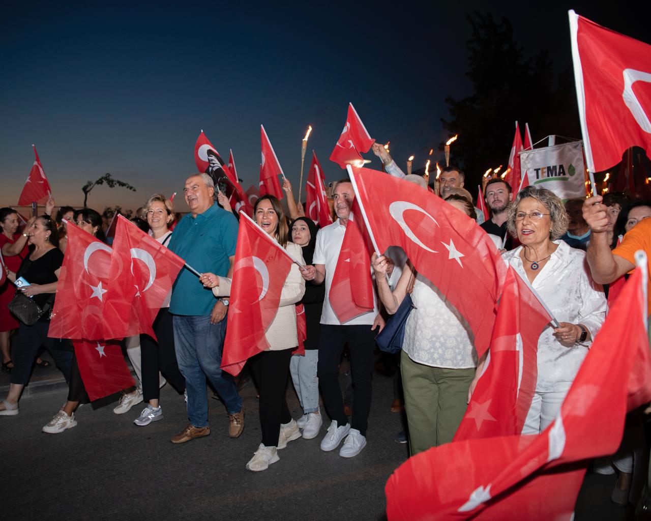Binlerce kişi Kuşadası’nın kurtuluşu için yürüdü