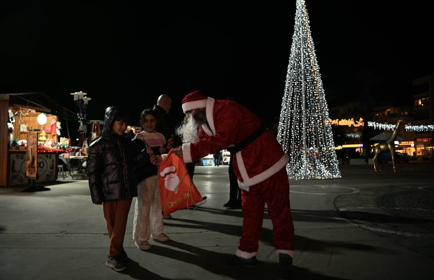 Kuşadası’nda yeni yılda Noel Baba’dan çocuklara şeker, büyüklere çevre mesajı