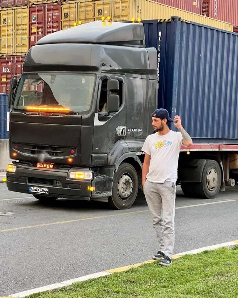 Tırın raylara uçtuğu kazada tren seferleri durduruldu..1 ölü