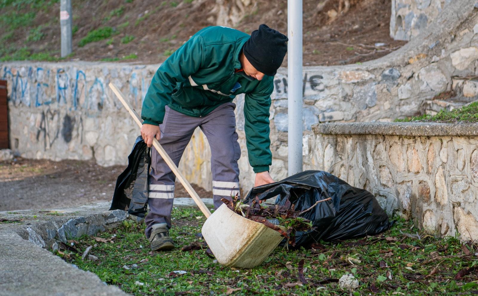 Kuşadası Belediyesi’nden bakım hamlesi: Uzun süredir ihmal edilen parklar yenileniyor