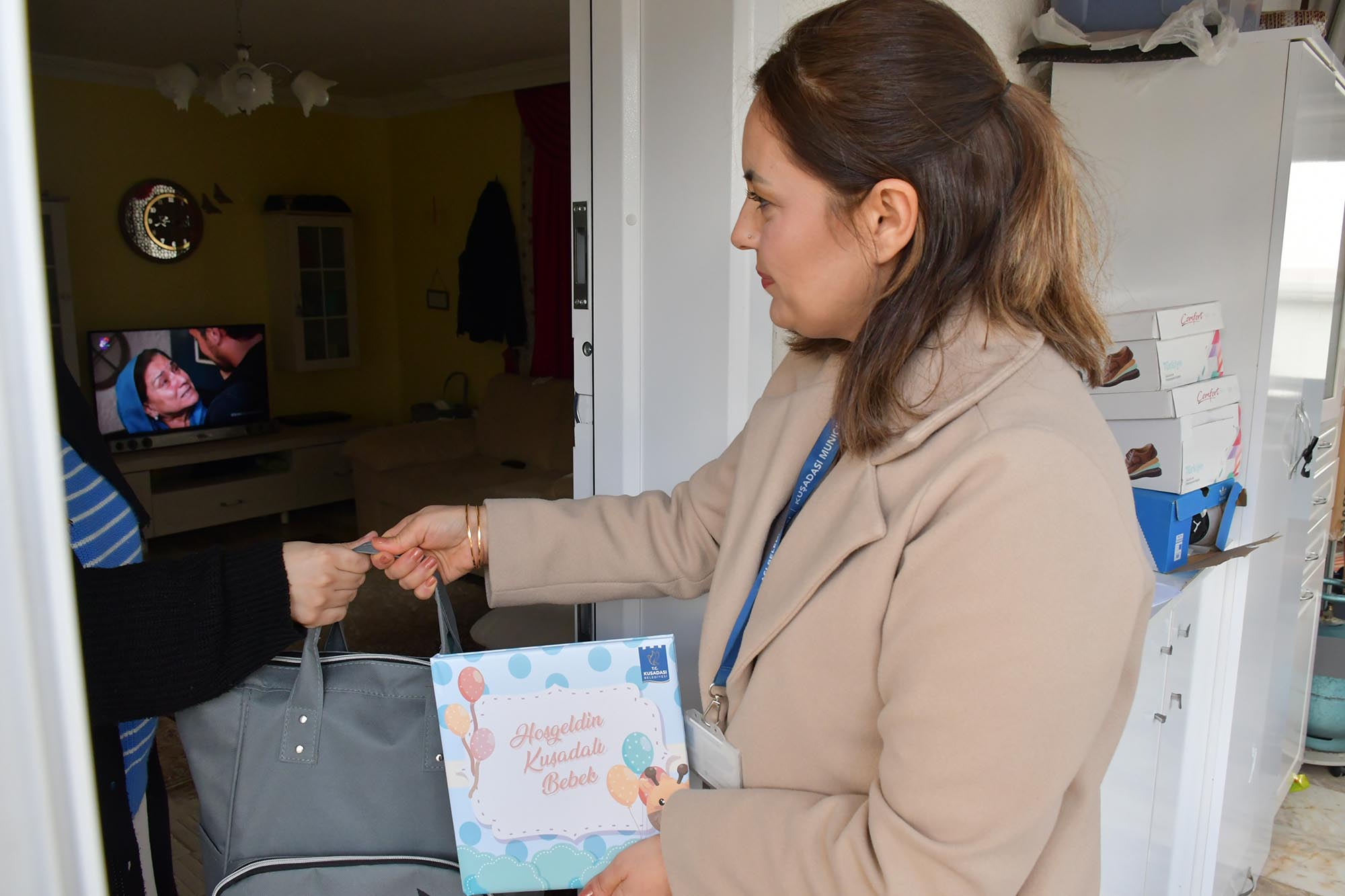 Kuşadası Belediyesi yeni doğan hemşehrilerini ziyaret etmeye devam ediyor