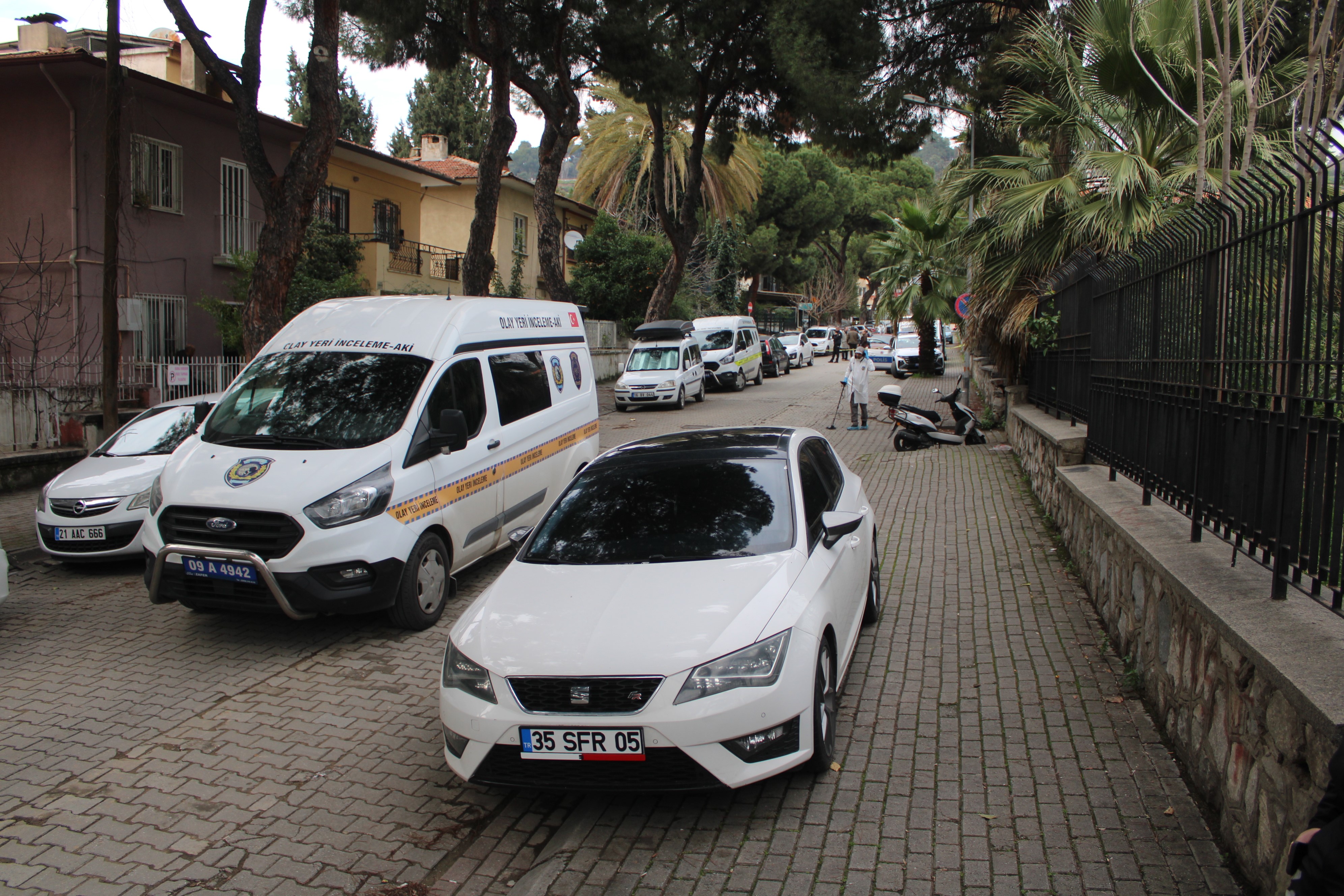 Bıçaklanarak öldürülen yaşlı çiftin evinde incelemeler sürüyor