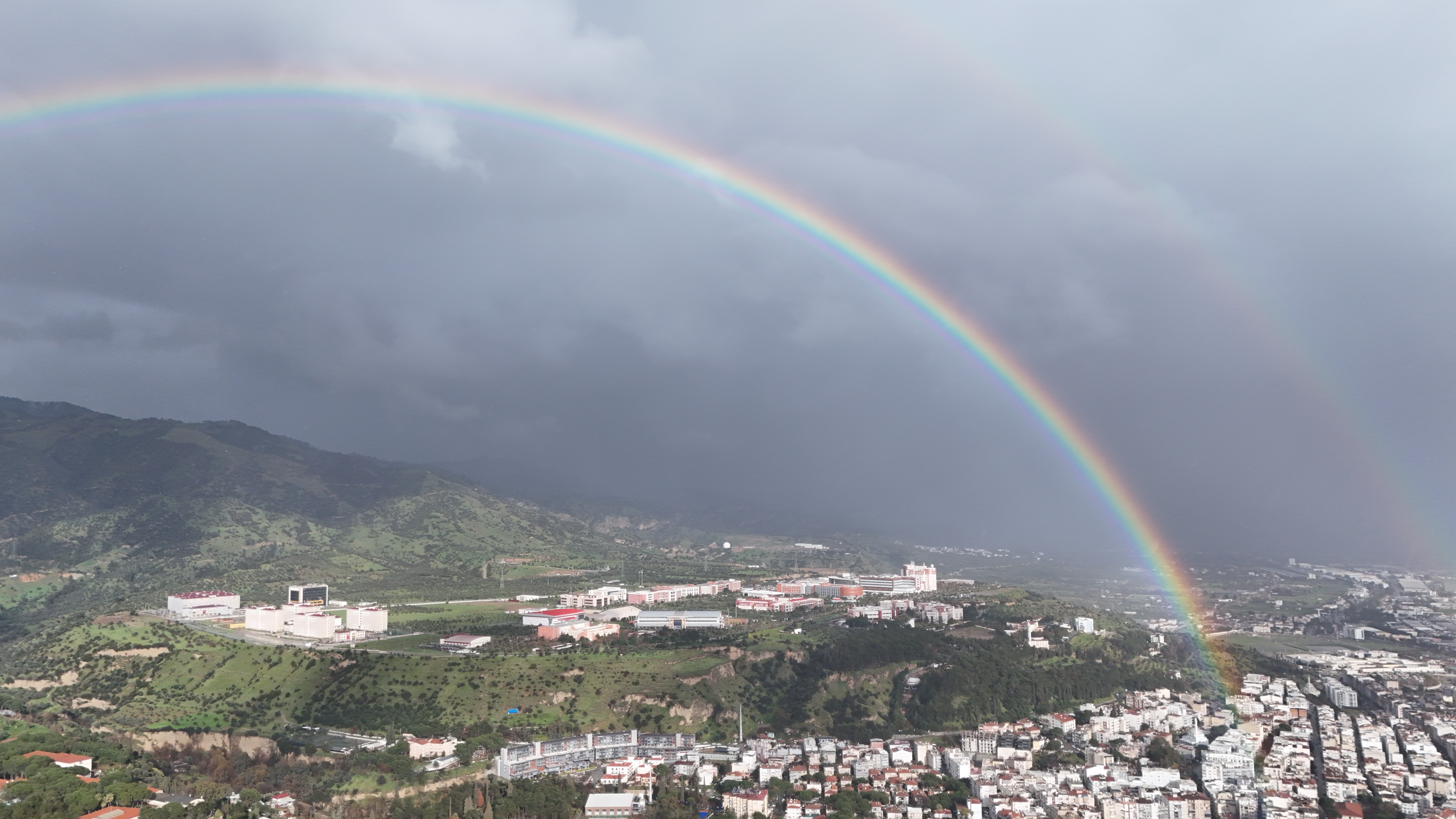 Sağanak sonrası gökkuşağı Aydın'ı sardı