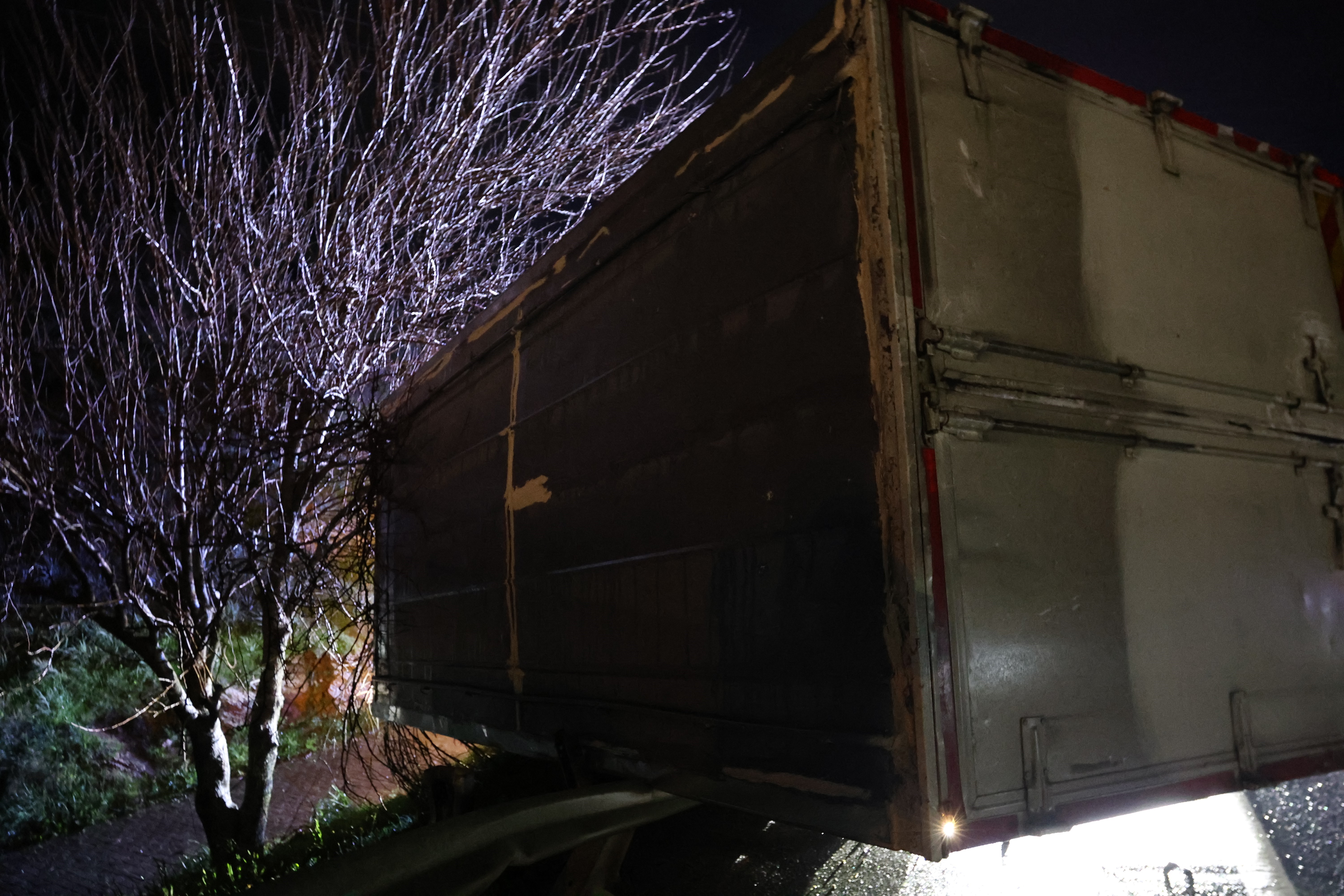 Kamyon bariyerlerde askıda kaldı, sürücü hafif yaralandı