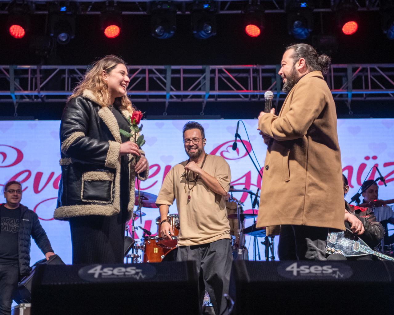 Kuşadası’nda Sevgililer Günü evlenme teklifiyle taçlandı