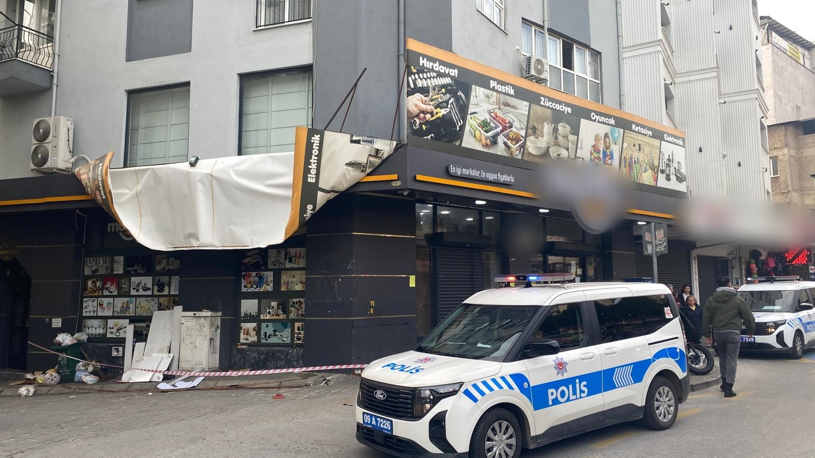 Şiddetli rüzgar tabelaları kopardı, iş yerlerinde hasar oluştu