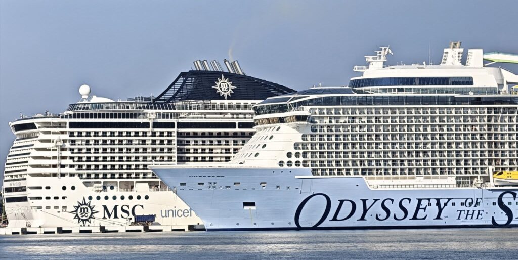 347 metrelik Odyssey ve 333 metrelik MSC Fantasia Kruvaziyer Gemisi Kuşadası’nda
